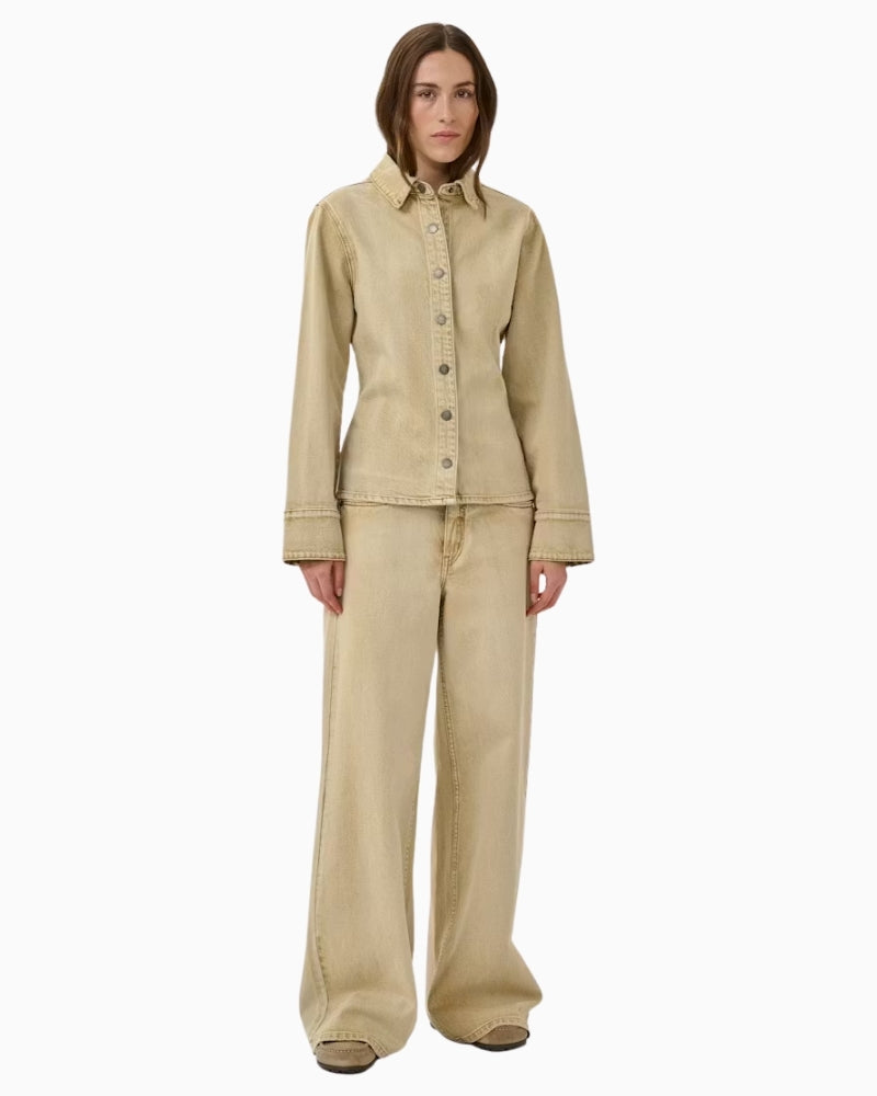 Woman wearing My Essential Wardrobe Azul denim shirt jacket buttoned – Áines Boutique