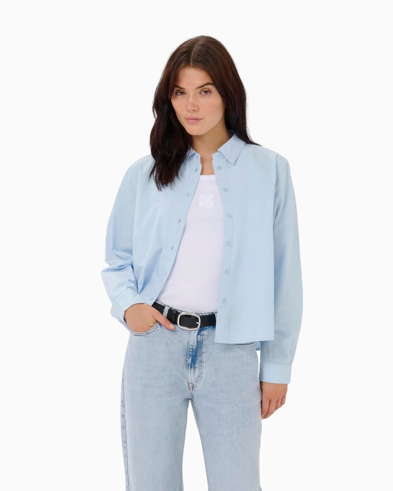 My Essential Wardrobe organic cotton shirt front view on woman – Áines Boutique