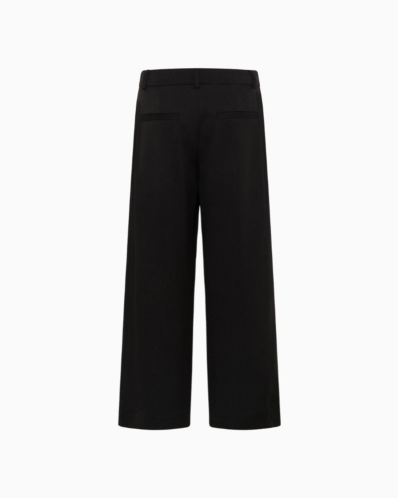 Back view of tailored waistband and clean seams