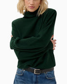 My Essential Wardrobe Jola Rollneck Pullover in Green knit texture detail