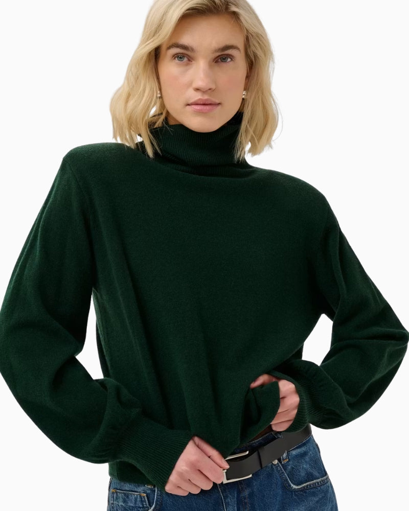 My Essential Wardrobe Jola Rollneck Pullover in Green rollneck detail