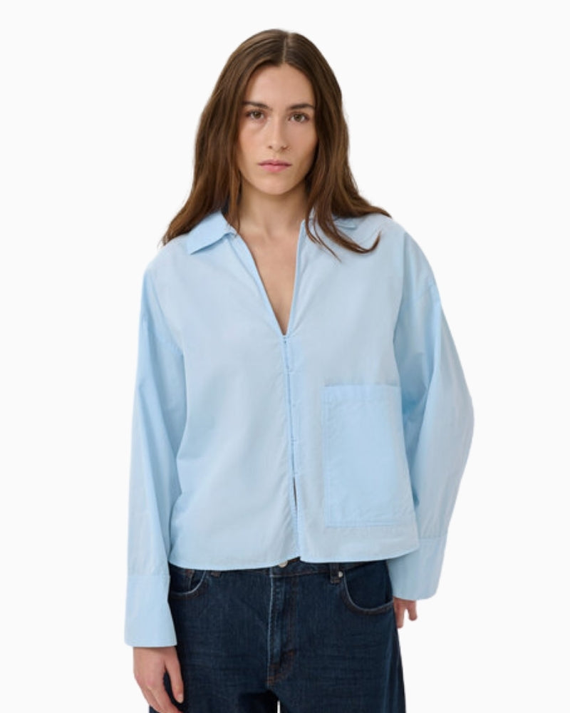 My Essential Wardrobe Sunna boxy short shirt blue front view
