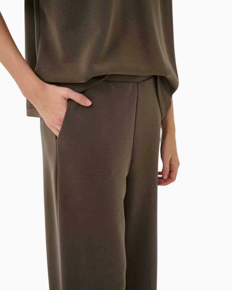 My Essential Wardrobe olive trousers pocket detail view 