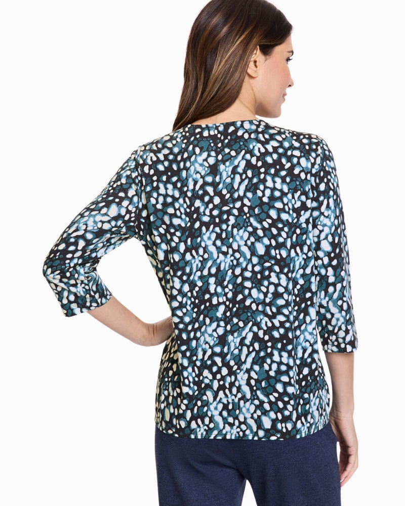 Casual printed top with elastic hem and flattering cut