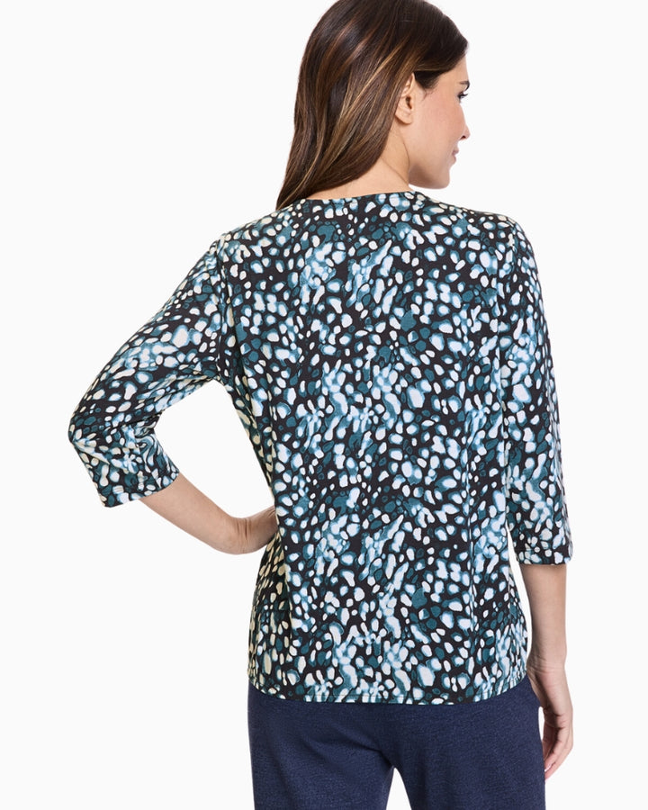 Casual printed top with elastic hem and flattering cut