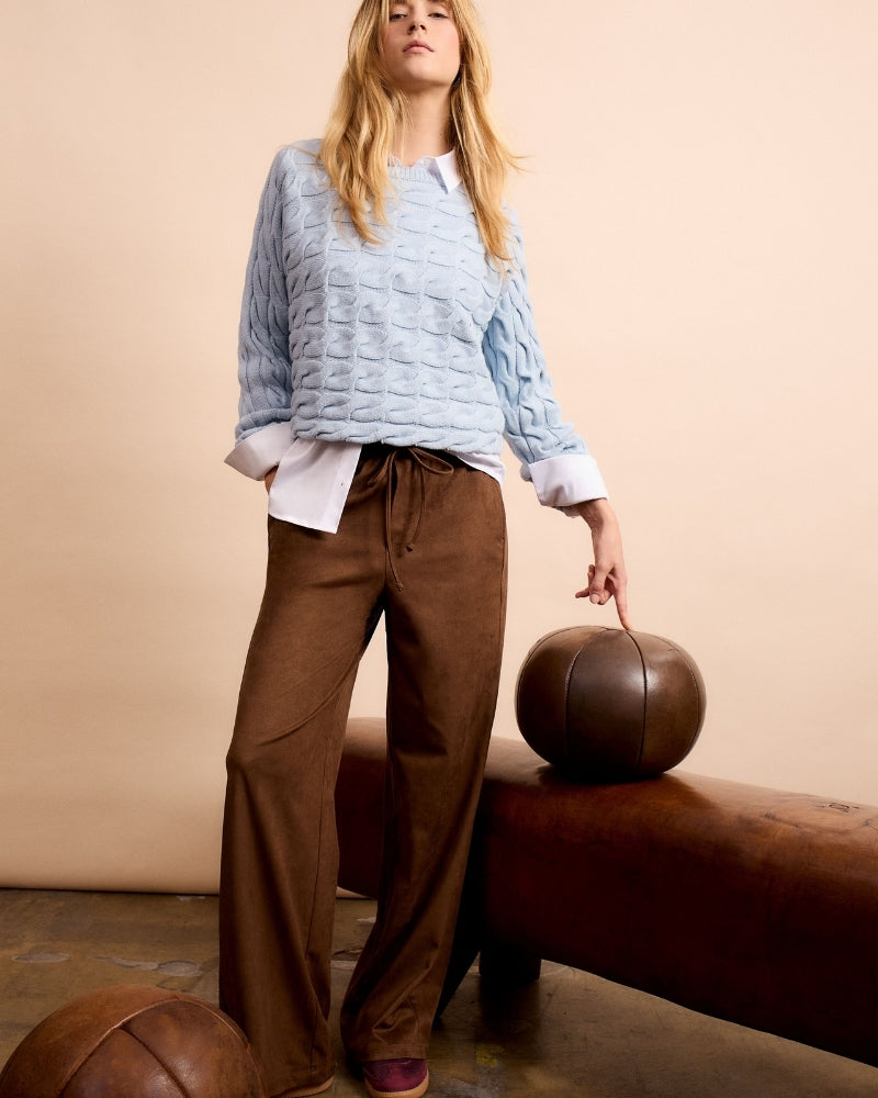 Woman wearing Oui suede-look slip pants Fondue Fudge – Áines Boutique