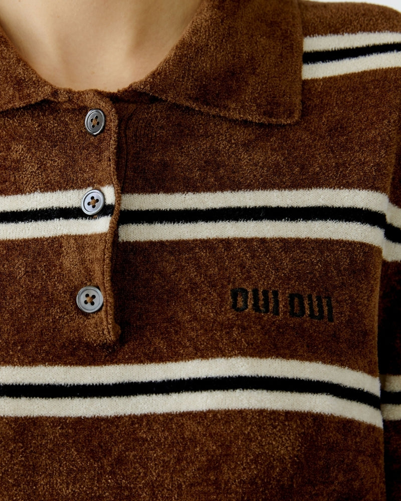 Close-up of Oui velour-look polo pullover brown and white logo and stripe detail – Áines Boutique