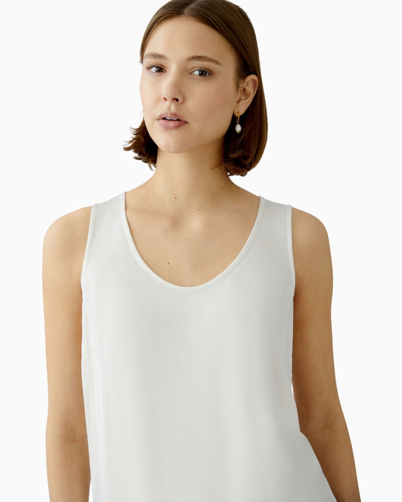 Close-up of neckline with piping detail