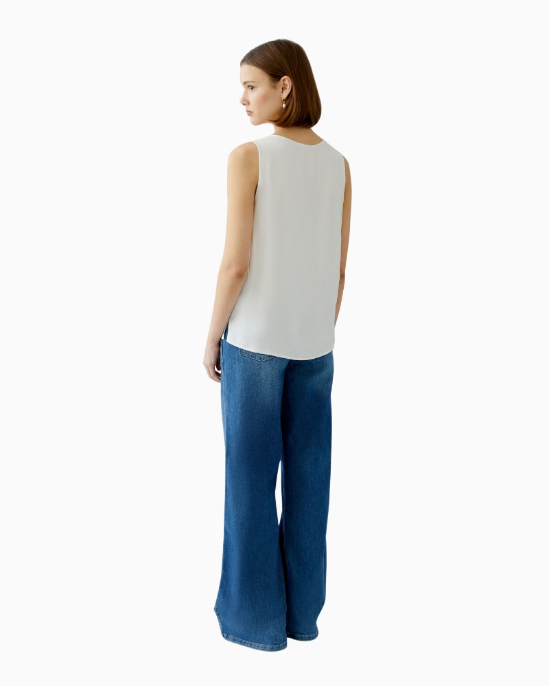 Flowing fabric with subtle shine and side slit