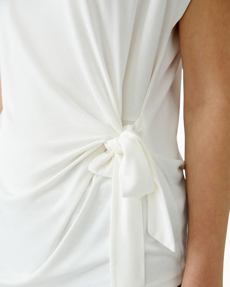 Oui T-Shirt in Cloud Dancer adjustable waist detail