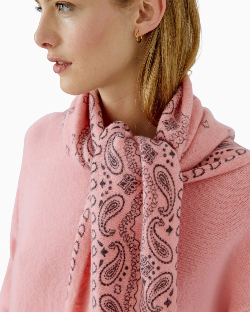Oui Triangle Scarf in rose knitted texture detail