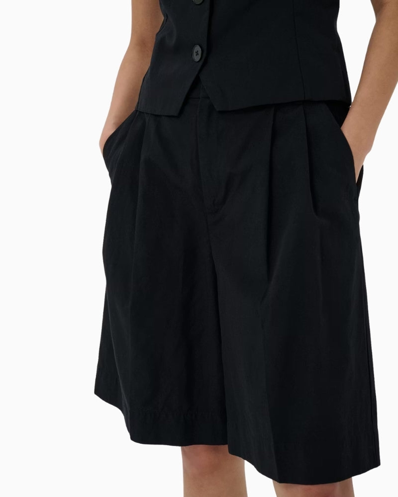 Part Two BenediktePW Shorts in black pleat detail