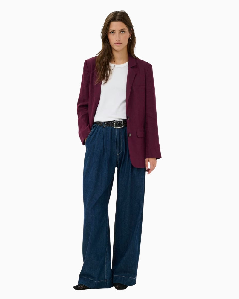 Woman wearing Part Two Nyanpw Linen Blazer front view – Áines Boutique