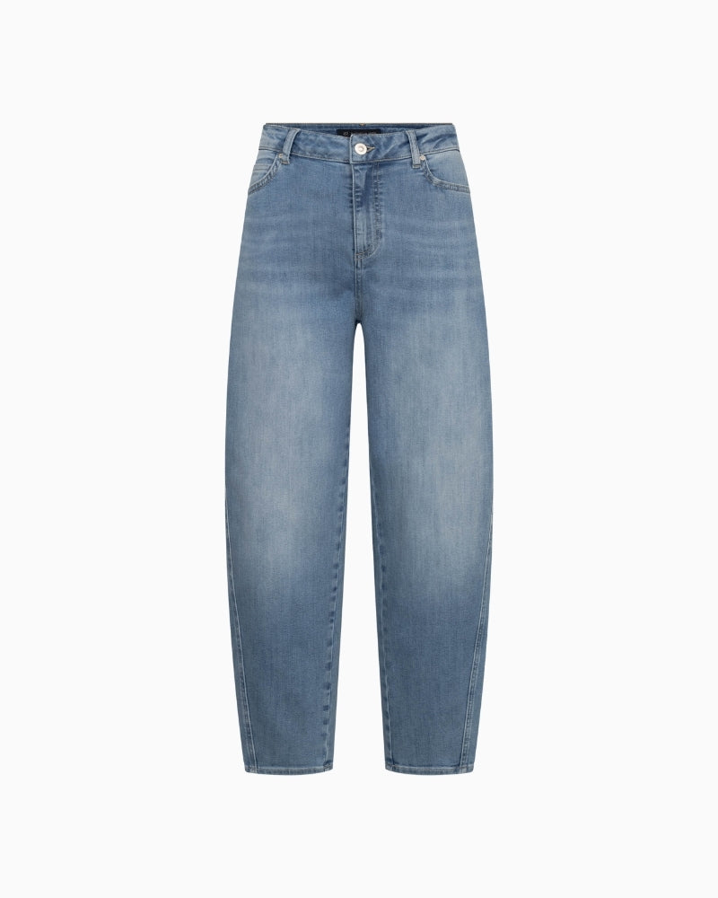 Raffaello Rossi Hanni 7/8 jeans in mid blue denim, front view showing O-shape leg – Áines Boutique