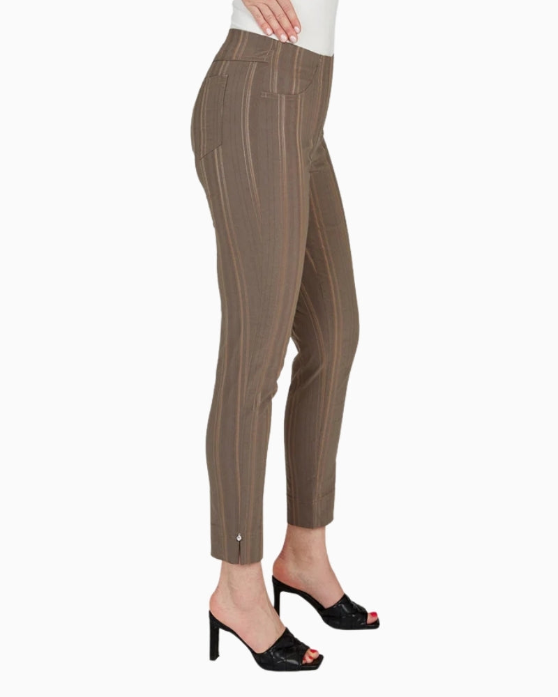 Robell Bella 09 trousers, side view highlighting 7/8 length – Áines Boutique