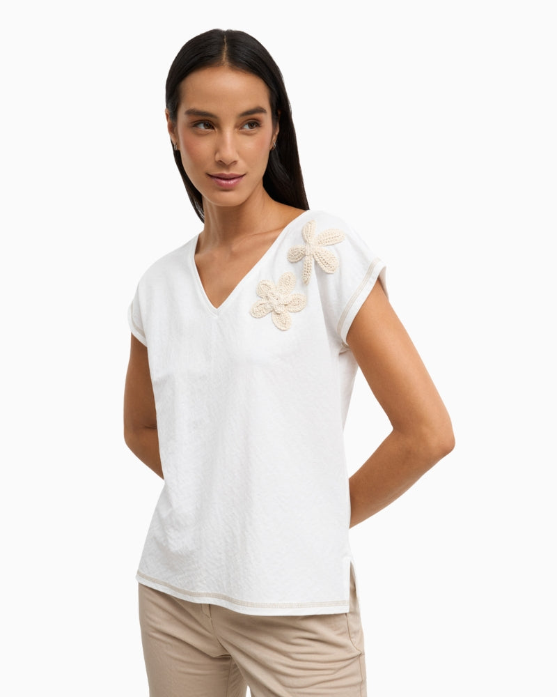 Woman wearing Tinta Adriene t-shirt in off white, front view – Áines Boutique