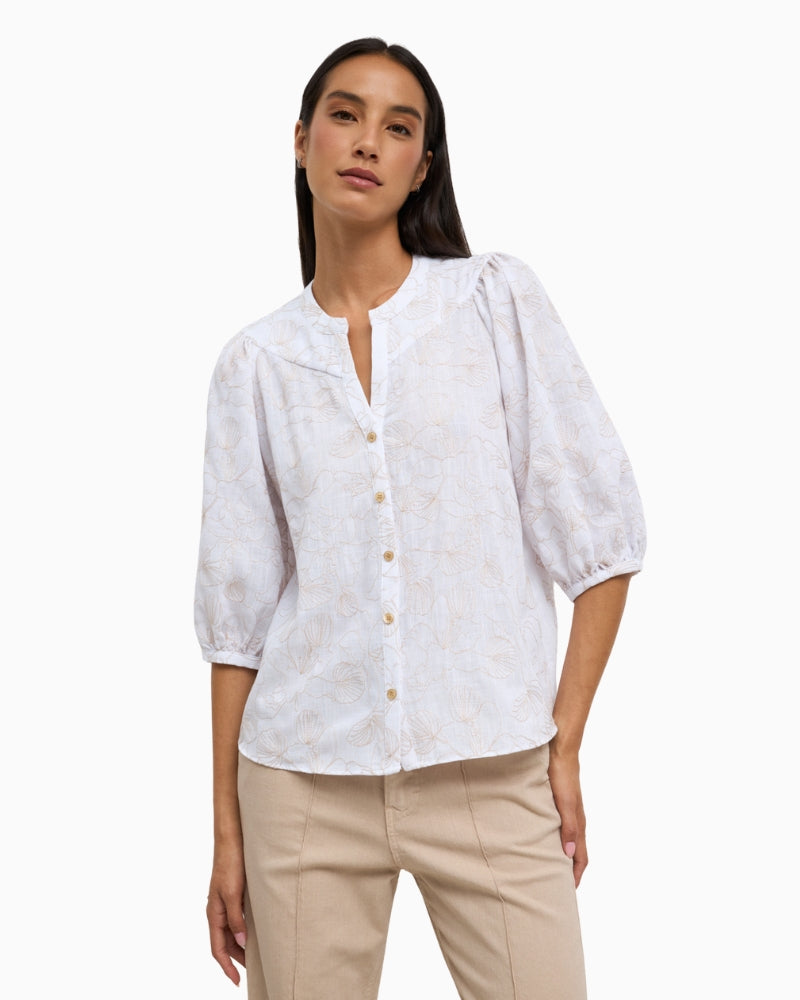 Woman wearing Tinta Ariella shirt in white, front view – Áines Boutique
