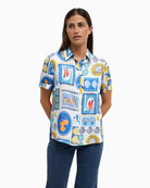 Tinta Enola white and blue short sleeve shirt, front view on model – Áines Boutique