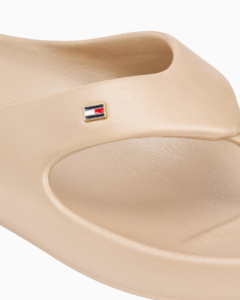 Cream Tommy Hilfiger pearlized sandal close-up of strap and finish – Áines Boutique