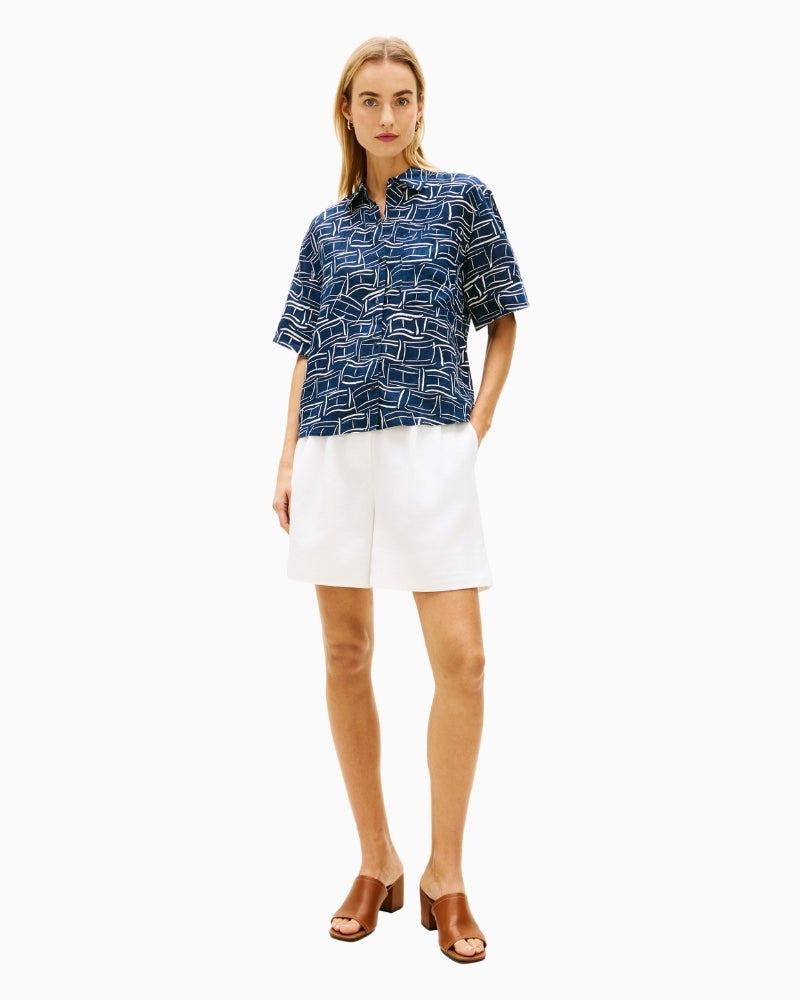 Short sleeve linen shirt styled with white trousers – Áines Boutique