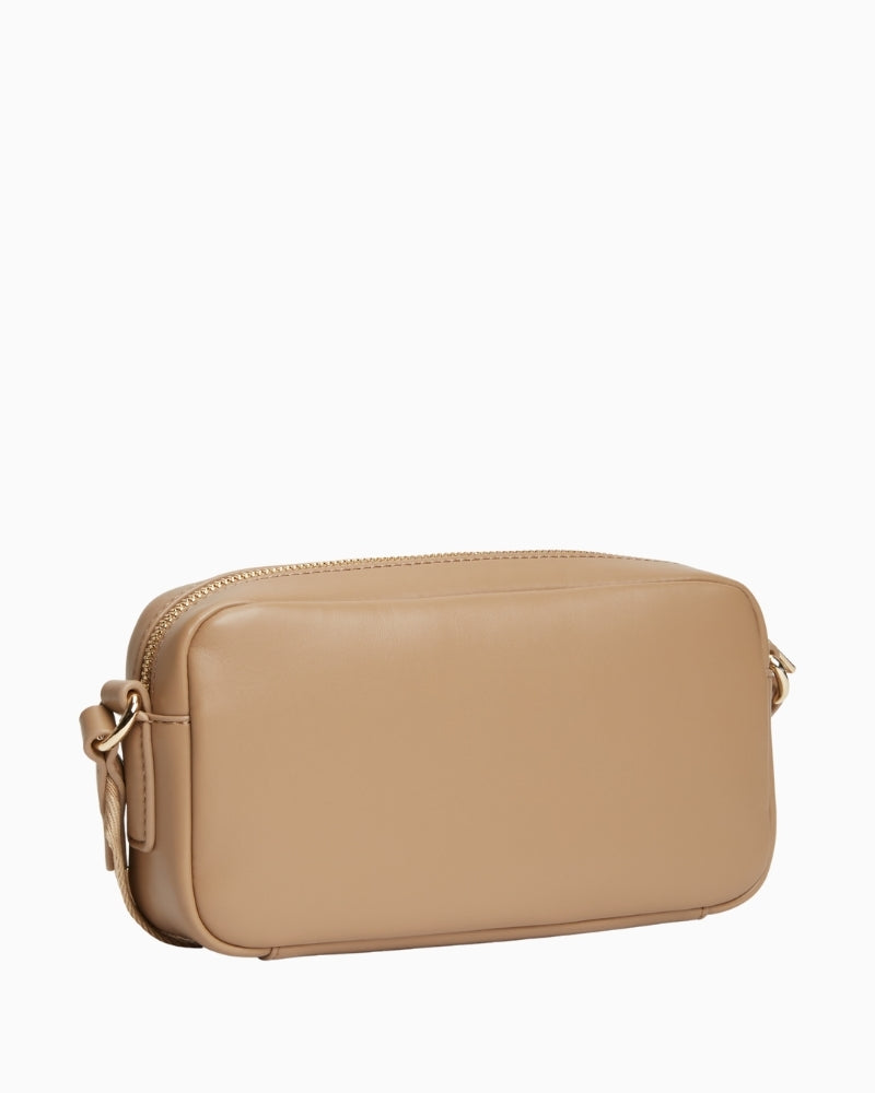 Tommy Hilfiger TH Essential camera bag beige side view – Áines Boutique