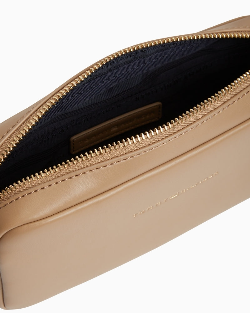 Tommy Hilfiger TH Essential camera bag beige interior detail – Áines Boutique
