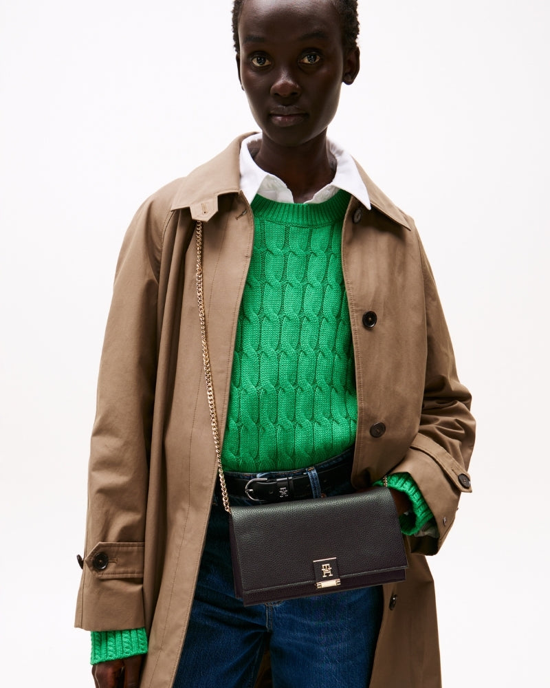 Woman wearing Tommy Hilfiger TH Her chain crossover black – Áines Boutique