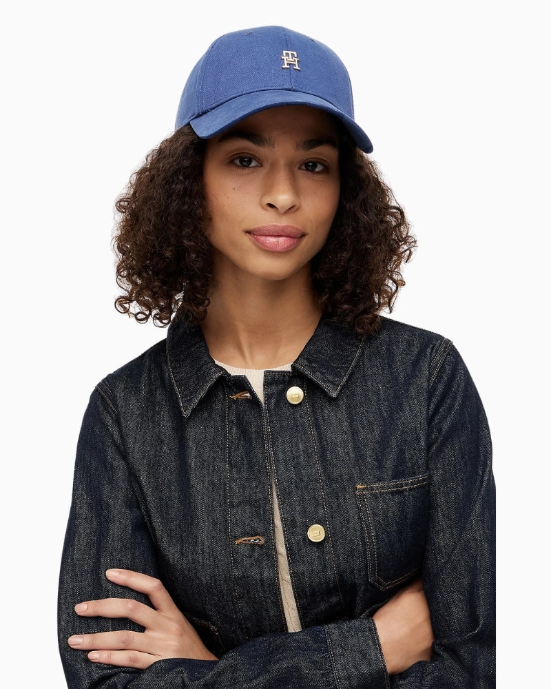Woman wearing Tommy Hilfiger TH monogram baseball cap, casual outfit – Áines Boutique
