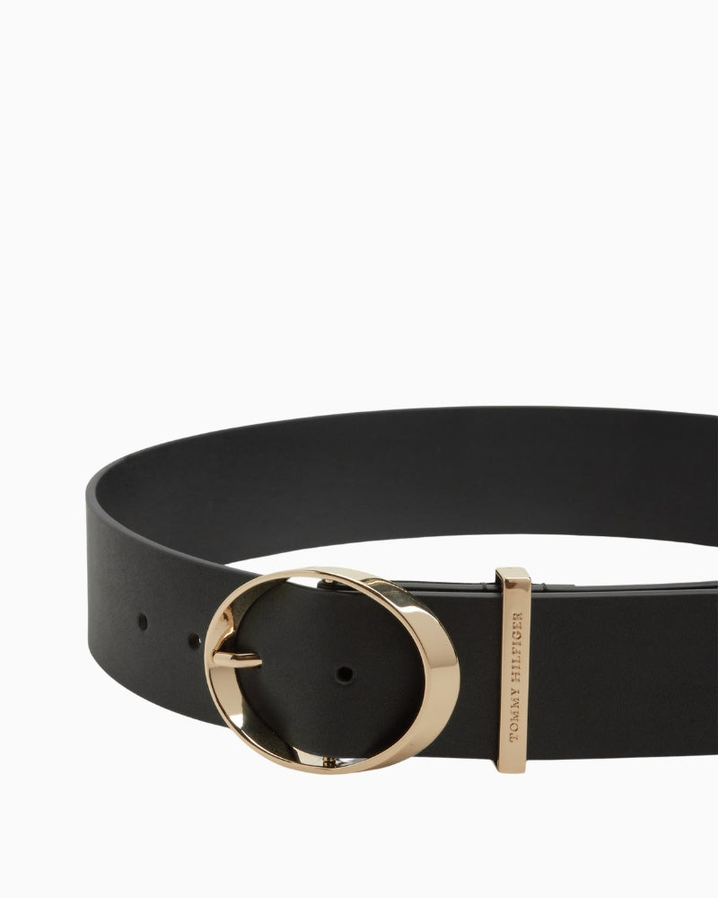 Tommy Hilfiger TH Style 5.0 leather belt black buckle close-up – Áines Boutique