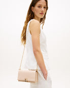 Woman wearing Tommy Hilfiger TH Her chain crossover beige – Áines Boutique