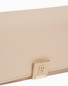 Tommy Hilfiger TH Her chain crossover beige logo detail – Áines Boutique