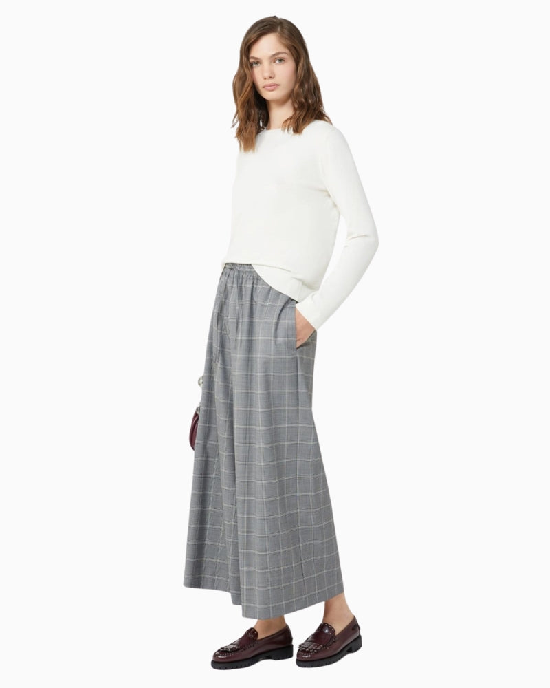 Women’s light neutral jumper in silk wool blend with long sleeves and classic finish